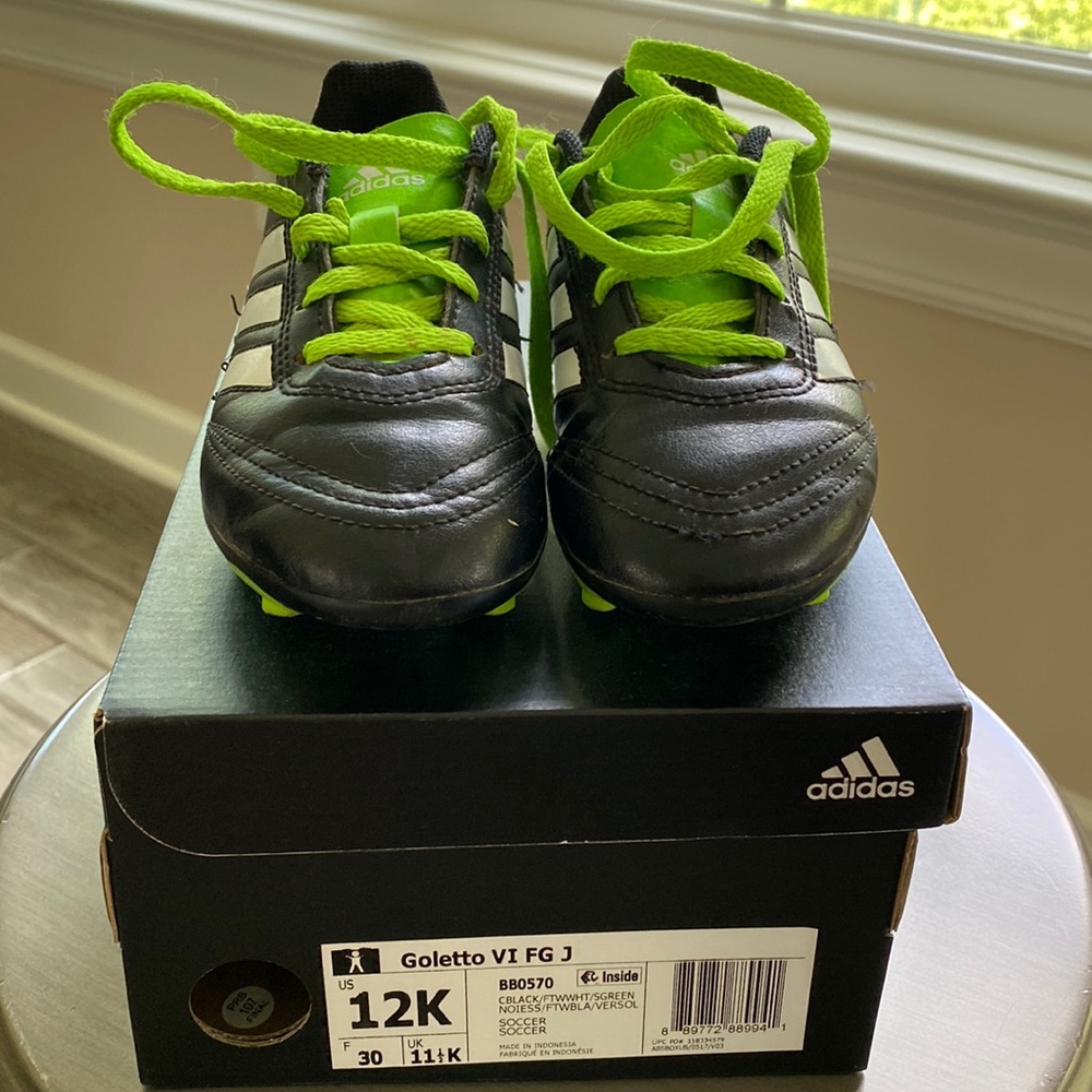Little kids adidas soccer cleats. Worn maybe 6 times.